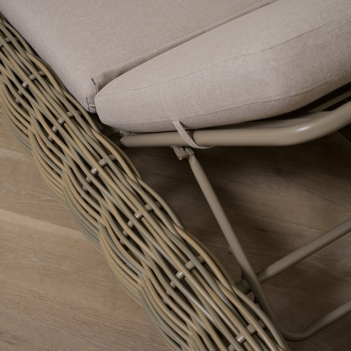 Wren Outdoor Chaise Lounger