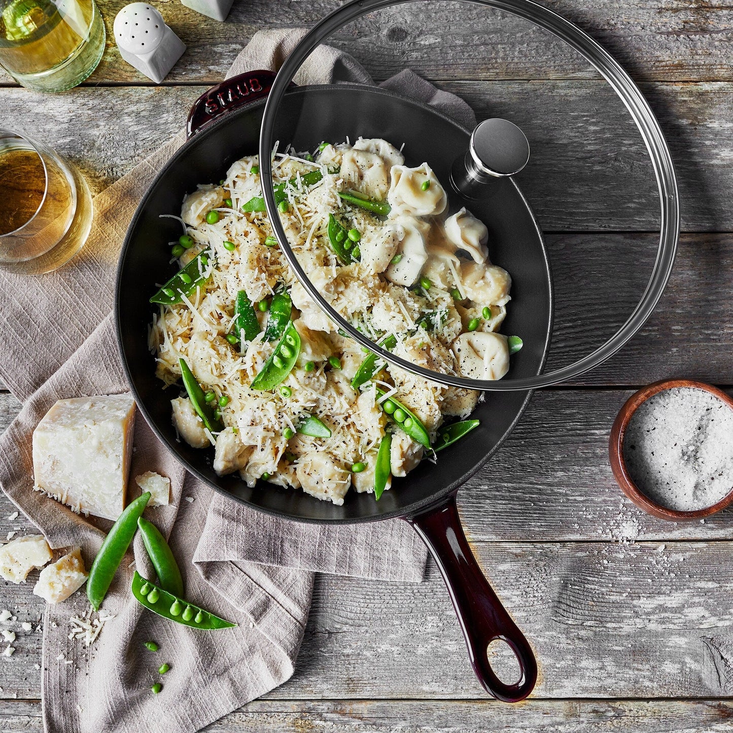 Poêle quotidienne en fonte STAUB de 2,9 pintes avec couvercle en verre