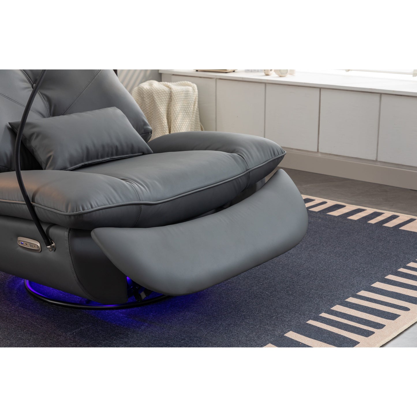 Fauteuil inclinable pivotant et électrique avec haut-parleurs Bluetooth, support de téléphone, ports de chargement USB et Type-C, rangement dissimulé des accoudoirs