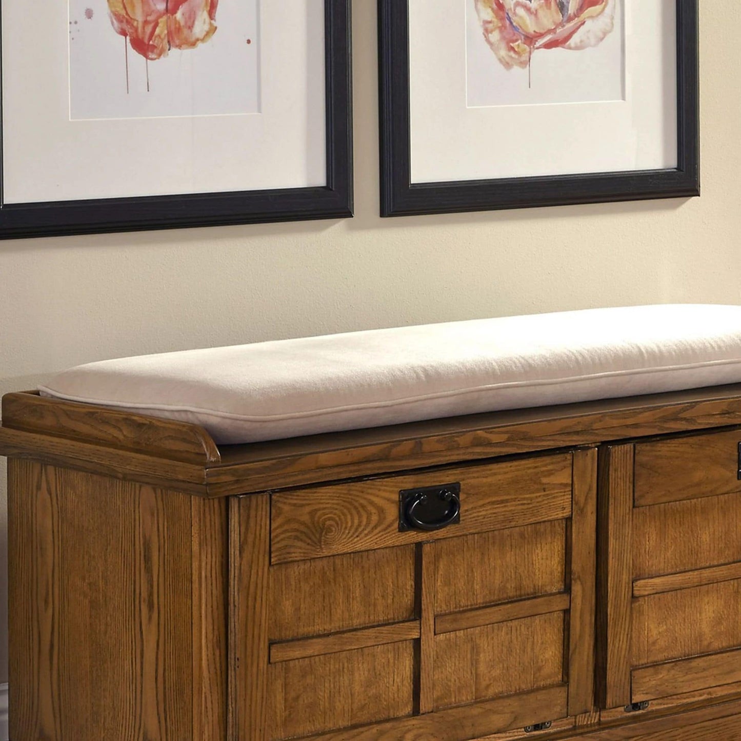 Le banc de rangement rembourré en vieille pierre de la grange grise